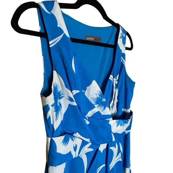 Donna Ricco Blue and White Floral Silk Wrap Dress Size 4 - Picture 3 of 10